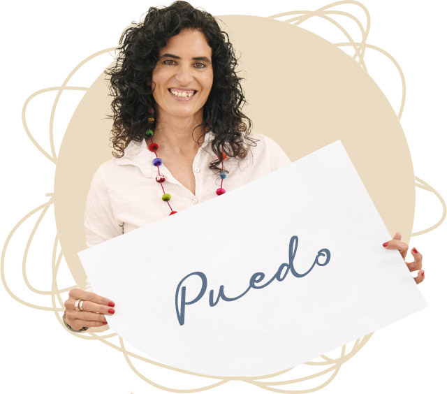 Eva sosteniendo una lámina con la palabra Puedo